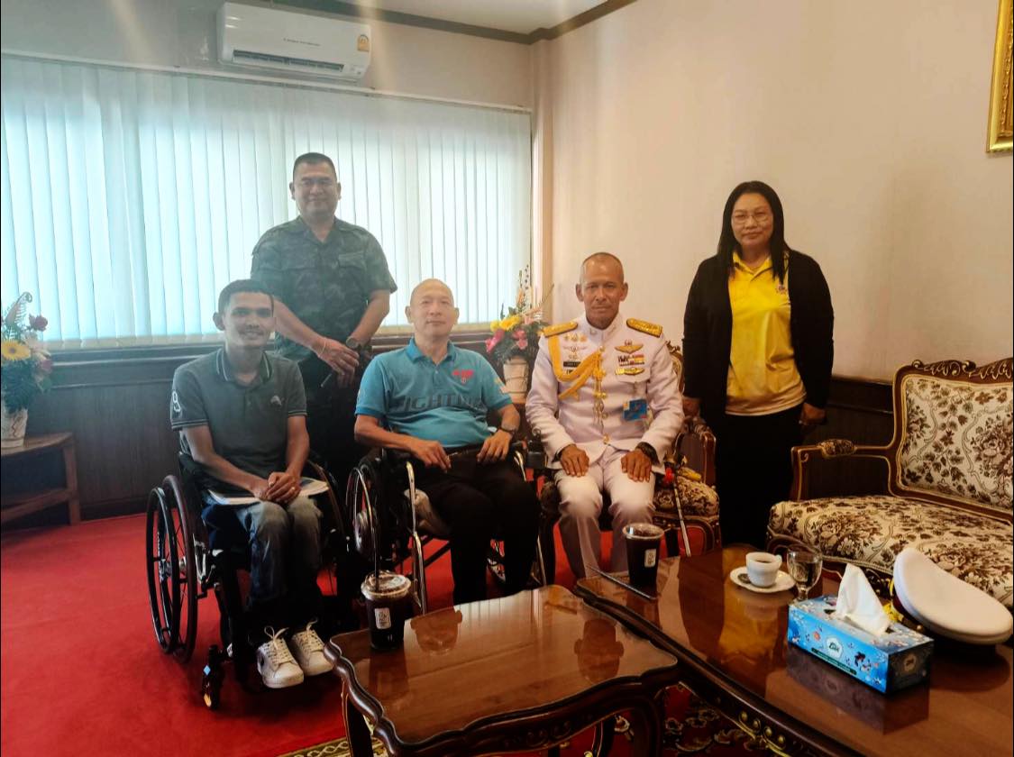 ประธานมูลนิธิพัฒนาศักยภาพคนพิการ เข้าพบพลตรี เฉลิมพร ขำเขียว ผู้บัญชาการกองพลทหารราบที่15 (ผบ.พล.ร.15)